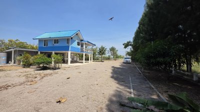 บ้านใต้ถุนสูง ติดถนนทางหลวงชนบท อ.โพธาราม จ.ราชบุรี