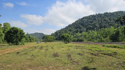 ที่ดิน ติดถนนทางหลวง 3207 หน้ากว้าง 300 ม. ที่ดินถมแล้ว