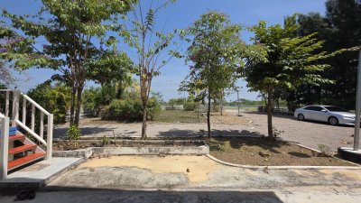 บ้านใต้ถุนสูง ติดถนนทางหลวงชนบท อ.โพธาราม จ.ราชบุรี