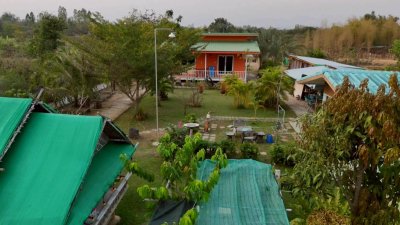 ที่ดินโฉนดพร้อมสิ่งปลูกสร้าง 5 หลัง แถมเฟอร์นิเจอร์ภาย, เครื่องใช้ไฟฟ้า มีสระน้ำทำการเกษตร