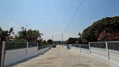 ที่ดินโฉนดพร้อมบ้าน ใกล้ตลาดจอมบึง ติดถนน 2 ด้าน ต.จอมบึง อ.จอมบึง จ.ราชบุรี