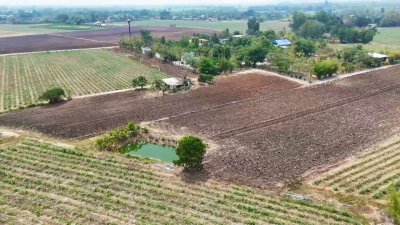 ที่ดินโฉนด 6 ไร่ ไร่ละ 350,000.- เดิมทำการเกษตร มีสระน้ำ มีบ้านพักคนงาน