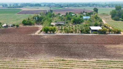 ที่ดินโฉนด 6 ไร่ ไร่ละ 350,000.- เดิมทำการเกษตร มีสระน้ำ มีบ้านพักคนงาน