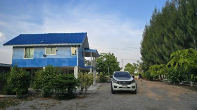 บ้านใต้ถุนสูง ติดถนนทางหลวงชนบท อ.โพธาราม จ.ราชบุรี