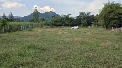 ที่ดินติดห้วย วิวเขา อยู่ในเขตชุมชนหมู่บ้าน มีสระน้ำออก1ลูก ทำเกษตรได้