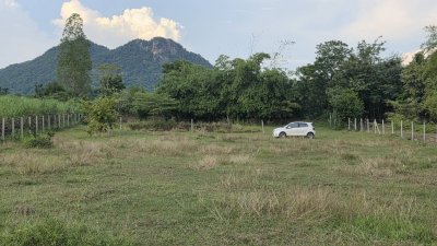 ที่ดินติดห้วย วิวเขา อยู่ในเขตชุมชนหมู่บ้าน มีสระน้ำออก1ลูก ทำเกษตรได้