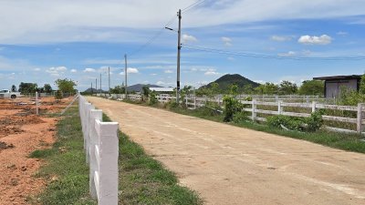 ที่ดินวิวเขา ติดถนนคอนกรีต น้ำไม่ท่วม ไฟฟ้า น้ำประปา ถนนคอนกรีต ล้อมรั้ว ปรับถม ฟรีโอน