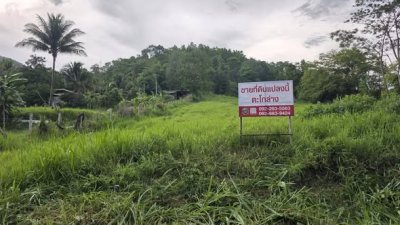 ที่เนินขา เห็นวิวเทือกเขาล้อม ติดถนนลาดยาง ชุมชน ไฟฟ้า น้ำประปา