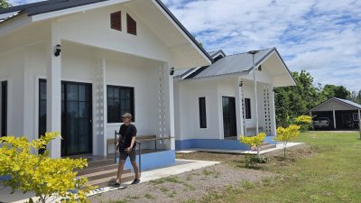 ที่ดินโฉนดพร้อมบ้านพัก 3 หลัง เนื้อที่ 2 ไร่ 61 ตร.วา 2,700,000.-