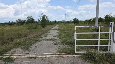 ที่ดินติดถนน 2 ด้าน หน้าหลัง 4 ไร่ 2 งาน ราคา 2,700,000.- พร้อมโอน