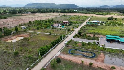 ที่ดินติดถนน 2 ด้าน หน้าหลัง 4 ไร่ 2 งาน ราคา 2,700,000.- พร้อมโอน