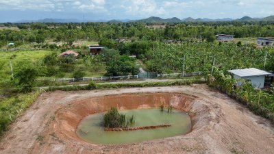 ที่ดินติดถนน 2ด้าน ด้านหน้าคอนกรีต ด้านหลังหินคลุก เนื้อที่ 2 ไร่ 3 งาน ราคายกแปลง 1,900,000.- ฟรีโอน