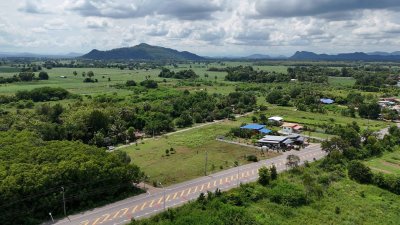 ที่ดินริมถนนทางหลวงชนบท 4036 ทำเลดี ติดถนนสาธารณะ 3ด้าน