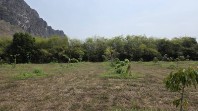 ที่ดินติดภูเขา ท่ามกลางพื้นที่เกษตร ใกล้ชุมชนหมู่บ้าน