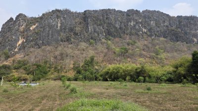 ที่ดินติดภูเขา ท่ามกลางพื้นที่เกษตร ใกล้ชุมชนหมู่บ้าน