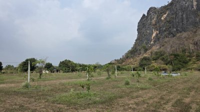 ที่ดินติดภูเขา ท่ามกลางพื้นที่เกษตร ใกล้ชุมชนหมู่บ้าน