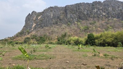 ที่ดินติดภูเขา ท่ามกลางพื้นที่เกษตร ใกล้ชุมชนหมู่บ้าน