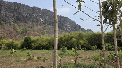 ที่ดินติดภูเขา ท่ามกลางพื้นที่เกษตร ใกล้ชุมชนหมู่บ้าน