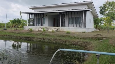 บ้านริมคลองชลประทาน อ.บ้านโป่ง พื้นที่ 2 ไร่ เหมาะกับบ้านสวนเกษตร