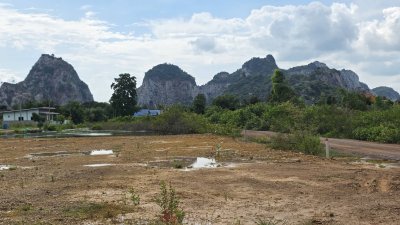 ที่ดินเขางูหลังหมู่บ้านชีวา ต.เกาะพลับพลา อ.เมืองราชบุรี จ.ราชบุรี