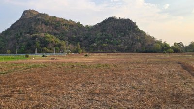 ที่ดินโฉนดติดเขา ติดถนนลาดยาง ราคาไร่ละ 350,000 บาท