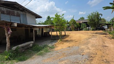 ที่ดินโฉนดพร้อมบ้าน 2 หลัง ติดทางหลวง  ปรับถมดินแล้ว 790,000.-