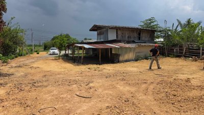 ที่ดินโฉนดพร้อมบ้าน 2 หลัง ติดทางหลวง  ปรับถมดินแล้ว 790,000.-