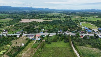 ที่ดินติดถนนหลักสวนผึ้ง ไร่ละ 300,000.- หัวมุมถนน ติดถนน 2ด้าน ไม่มีประวัติน้ำท่วม