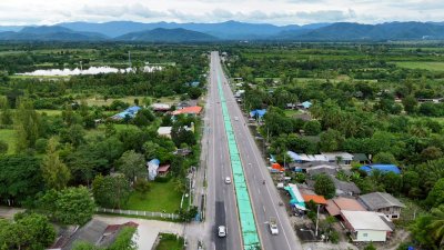 ที่ดินติดถนนหลักสวนผึ้ง ไร่ละ 300,000.- หัวมุมถนน ติดถนน 2ด้าน ไม่มีประวัติน้ำท่วม