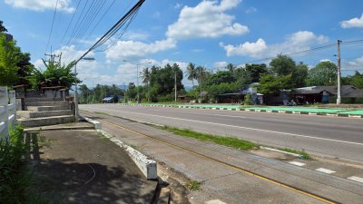 ที่ดินติดถนนหลักสวนผึ้ง ไร่ละ 300,000.- หัวมุมถนน ติดถนน 2ด้าน ไม่มีประวัติน้ำท่วม