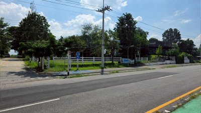 ที่ดินติดถนนหลักสวนผึ้ง ไร่ละ 300,000.- หัวมุมถนน ติดถนน 2ด้าน ไม่มีประวัติน้ำท่วม