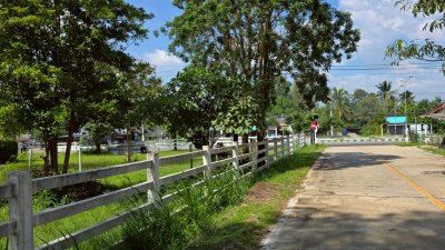 ที่ดินติดถนนหลักสวนผึ้ง ไร่ละ 300,000.- หัวมุมถนน ติดถนน 2ด้าน ไม่มีประวัติน้ำท่วม