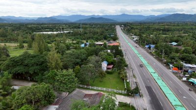 ที่ดินติดถนนหลักสวนผึ้ง ไร่ละ 300,000.- หัวมุมถนน ติดถนน 2ด้าน ไม่มีประวัติน้ำท่วม