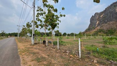 ที่ดินติดภูเขา ท่ามกลางพื้นที่เกษตร ใกล้ชุมชนหมู่บ้าน