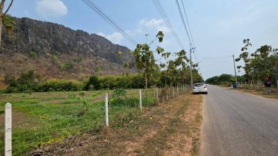 ที่ดินติดภูเขา ท่ามกลางพื้นที่เกษตร ใกล้ชุมชนหมู่บ้าน