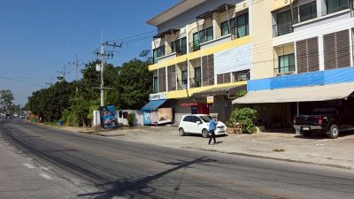 อาคาร 3 ชั้น 2 คูหา ติดถนนทางหลวงชนบทราชบุรี-สมุทรสงคราม