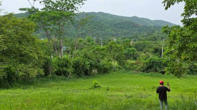 ที่เนินขา เห็นวิวเทือกเขาล้อม ติดถนนลาดยาง ชุมชน ไฟฟ้า น้ำประปา