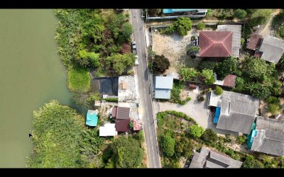 บ้านแม่น้ำแม่กลอง ติดถนนเลียบริมแม่น้ำ มีหน้าท่า เหมาะกับวัยเกษียณ