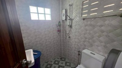 บ้านแม่น้ำแม่กลอง ติดถนนเลียบริมแม่น้ำ มีหน้าท่า เหมาะกับวัยเกษียณ