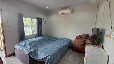 บ้านแม่น้ำแม่กลอง ติดถนนเลียบริมแม่น้ำ มีหน้าท่า เหมาะกับวัยเกษียณ