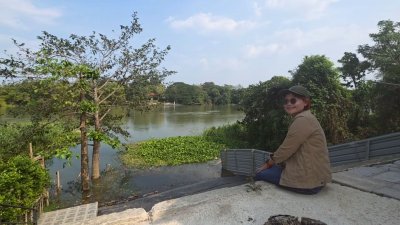 บ้านแม่น้ำแม่กลอง ติดถนนเลียบริมแม่น้ำ มีหน้าท่า เหมาะกับวัยเกษียณ