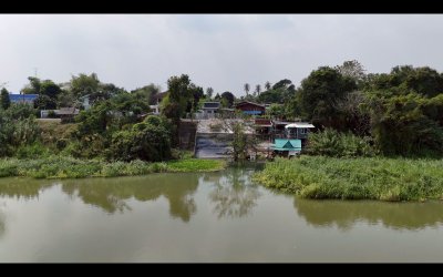 บ้านแม่น้ำแม่กลอง ติดถนนเลียบริมแม่น้ำ มีหน้าท่า เหมาะกับวัยเกษียณ