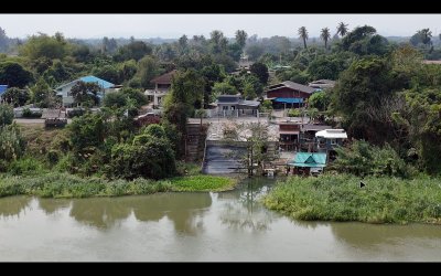 บ้านแม่น้ำแม่กลอง ติดถนนเลียบริมแม่น้ำ มีหน้าท่า เหมาะกับวัยเกษียณ