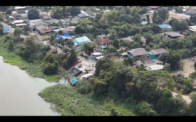 บ้านแม่น้ำแม่กลอง ติดถนนเลียบริมแม่น้ำ มีหน้าท่า เหมาะกับวัยเกษียณ