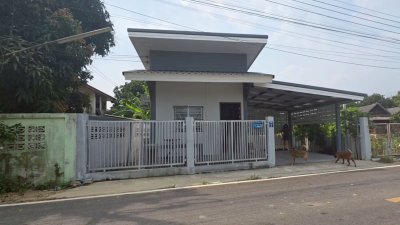 บ้านแม่น้ำแม่กลอง ติดถนนเลียบริมแม่น้ำ มีหน้าท่า เหมาะกับวัยเกษียณ