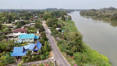 บ้านแม่น้ำแม่กลอง ติดถนนเลียบริมแม่น้ำ มีหน้าท่า เหมาะกับวัยเกษียณ