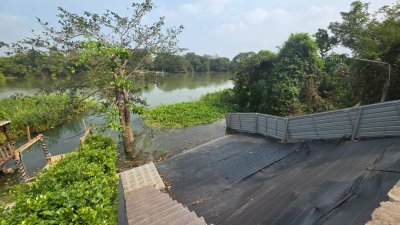 บ้านแม่น้ำแม่กลอง ติดถนนเลียบริมแม่น้ำ มีหน้าท่า เหมาะกับวัยเกษียณ