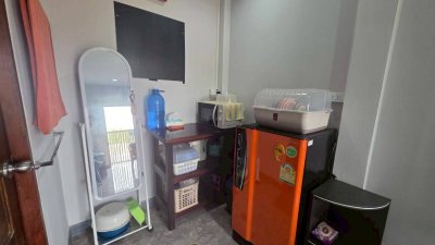 บ้านแม่น้ำแม่กลอง ติดถนนเลียบริมแม่น้ำ มีหน้าท่า เหมาะกับวัยเกษียณ