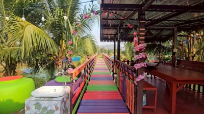 บ้านพักสไตล์รีสอร์ท พร้อมเฟอร์นิเจอร์ ,สระน้ำและสวนไม้ร่มรื่น