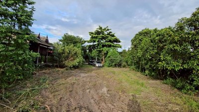 ที่ดินโฉนด พร้อมสิ่งปลูกสร้าง ติดถนนสาธารณะ ใกล้ถนนทางหลวงแผ่นดิน